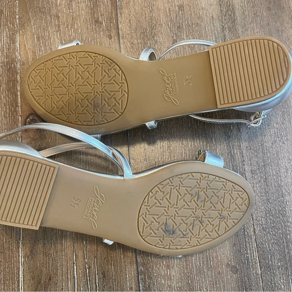 Jewel Badgley Mischka Embellished Evening Sandal 5.5 satin silver flat - Picture 6 of 7